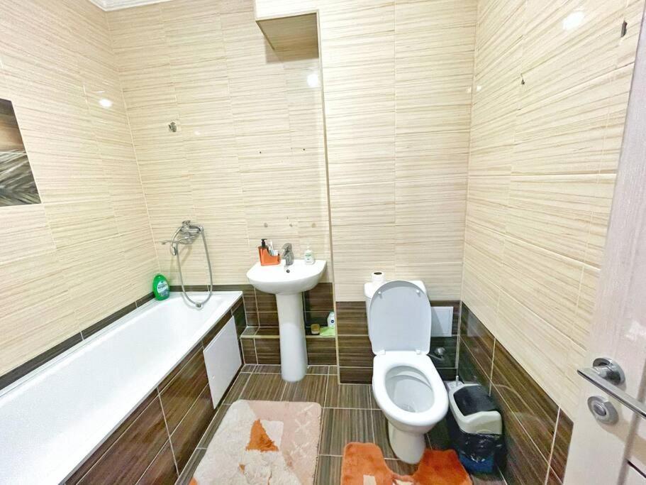 Уютная Квартира В Центре Возле Адк Almaty Exterior foto